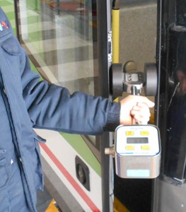 Medidor de presión para puertas de autobuses.